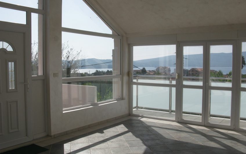 Three-storey villa in Učuri