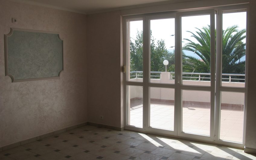 Three-storey villa in Učuri