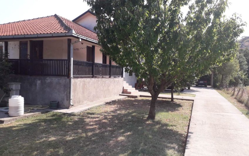 Two-level house with huge lot near river in Podgorica, 200 m²