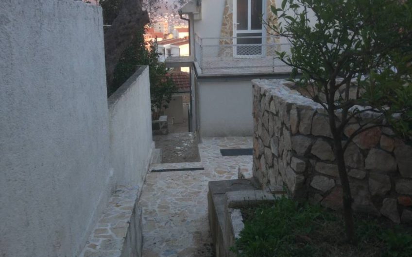 Three-storey house in Šušanj