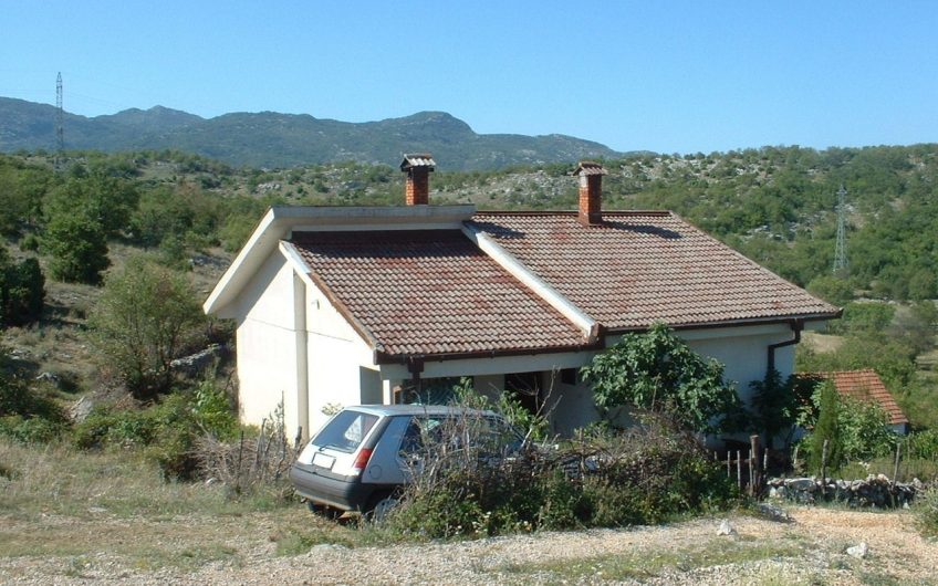 Small house with huge lot in Podgorica, 78 m²