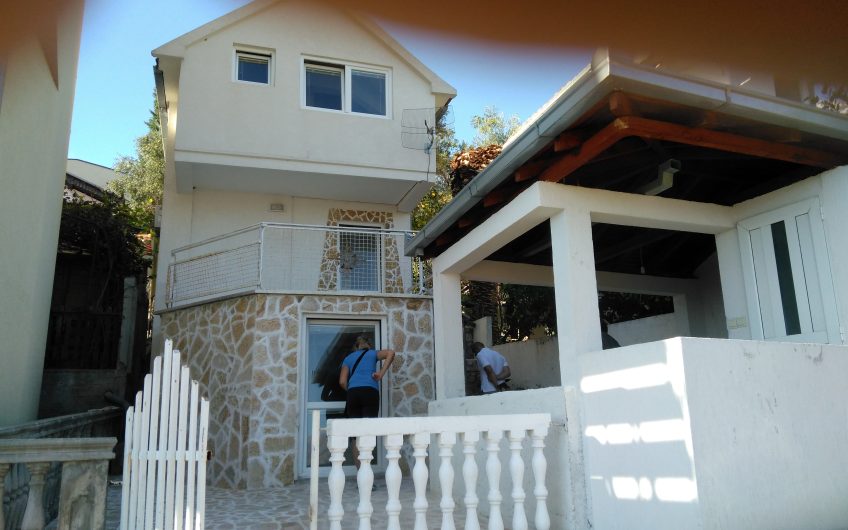 Three-storey house in Šušanj