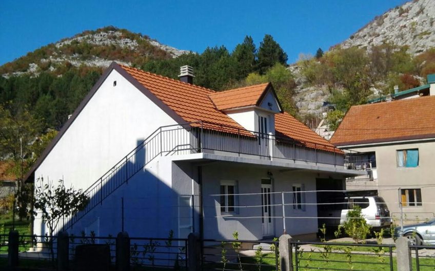 New house without interior decoration in Cetinje, 185 m²