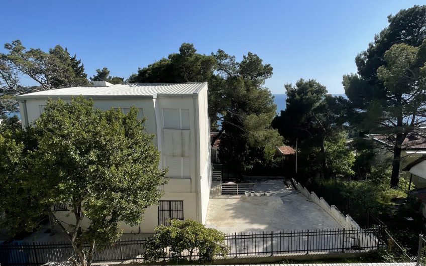 Two-storey villa with pool and seaview in Zeleni Pojas, 140 m²