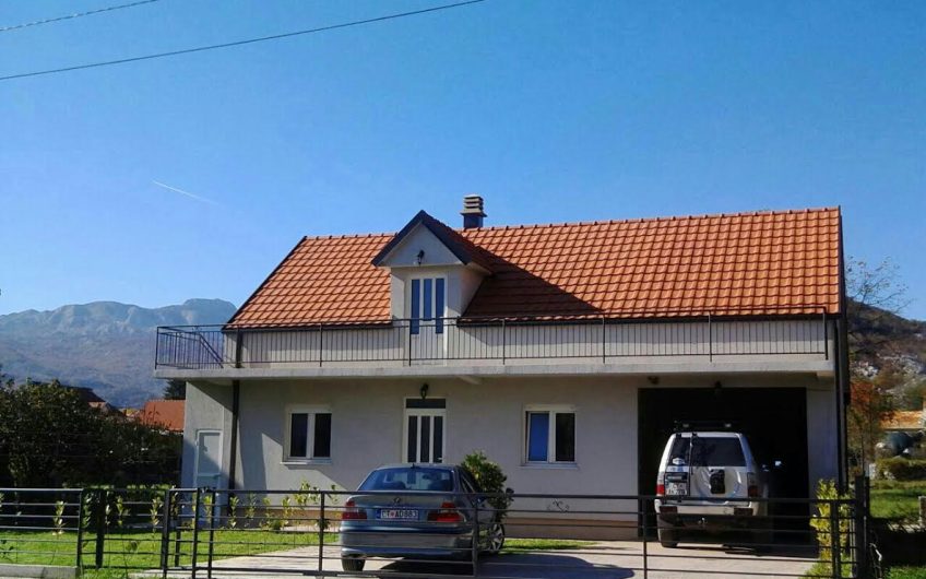 New house without interior decoration in Cetinje, 185 m²