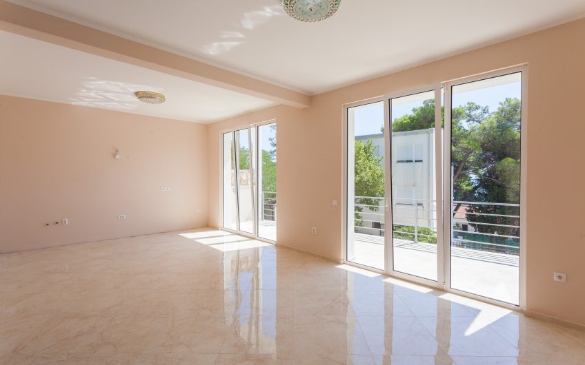 Two-storey villa with pool and seaview in Zeleni Pojas, 140 m²