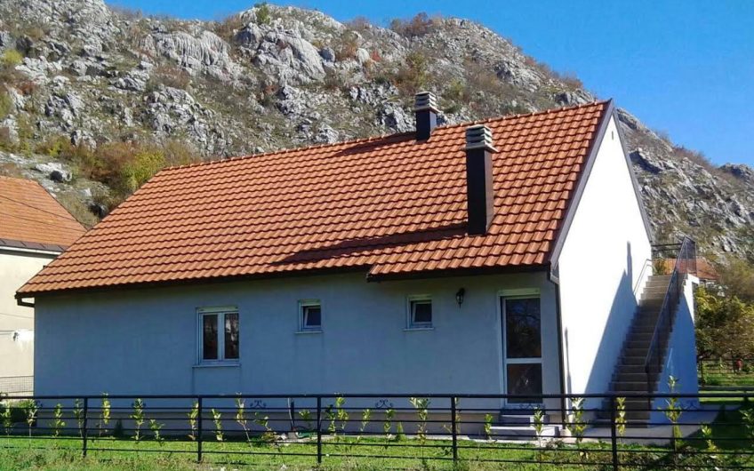 New house without interior decoration in Cetinje, 185 m²