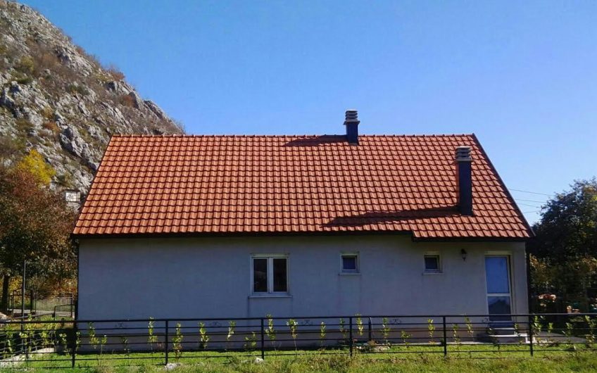 New house without interior decoration in Cetinje, 185 m²