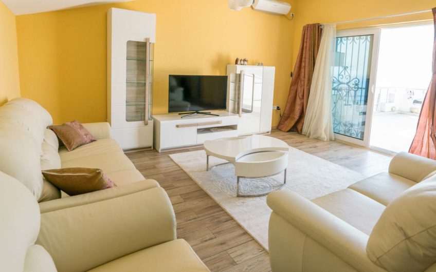 Two-storey house with sea view and pool in Šušanj, 200 m²