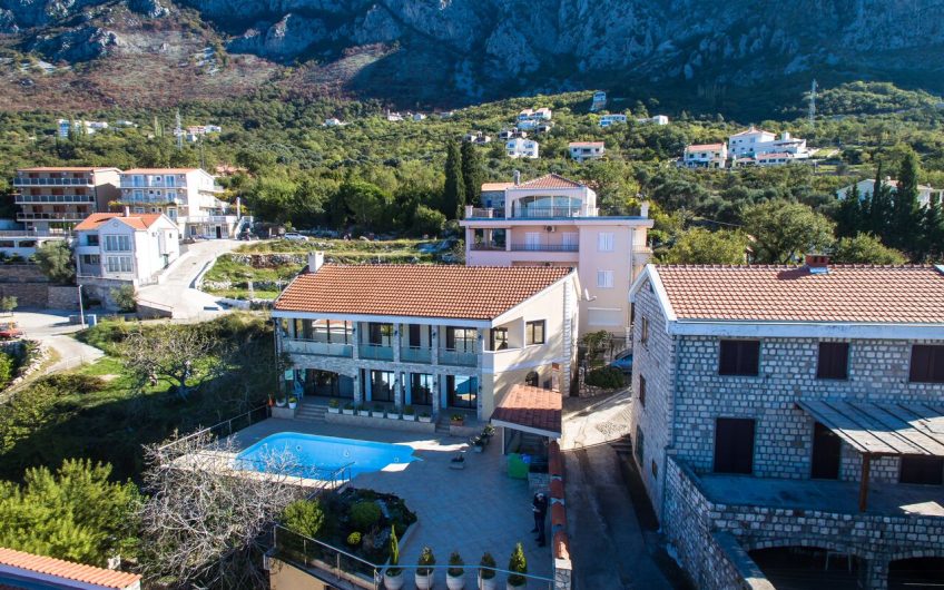 Two-story villa with big pool and huge lot in Blizikuće, 340 m²