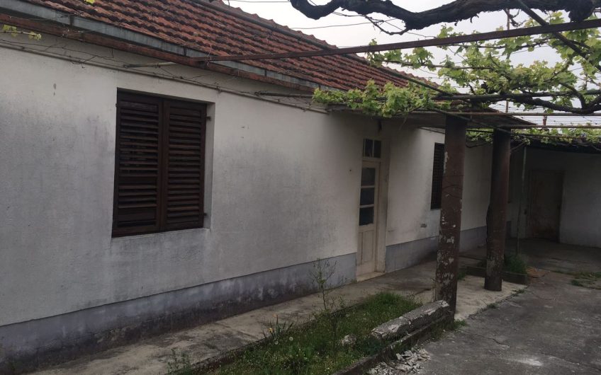 Modest house with beautifull lot in Podgorica, 100 m²