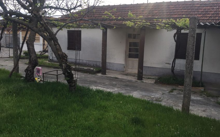 Modest house with beautifull lot in Podgorica, 100 m²