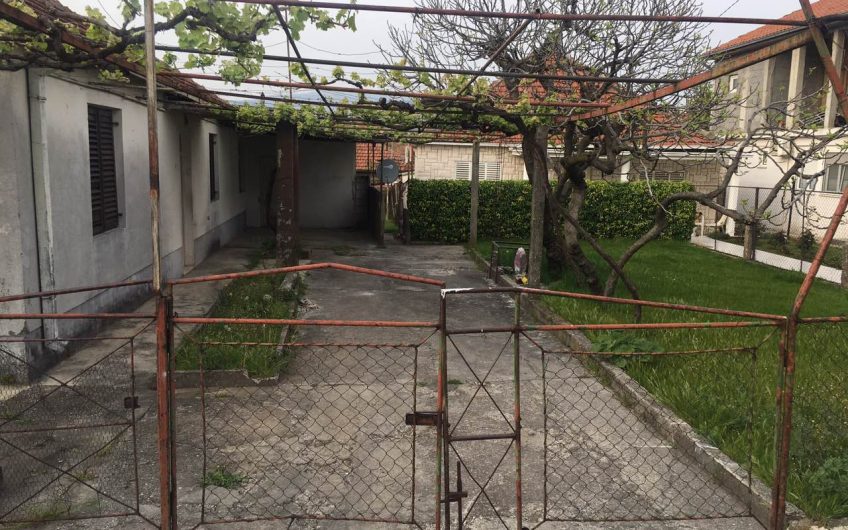 Modest house with beautifull lot in Podgorica, 100 m²