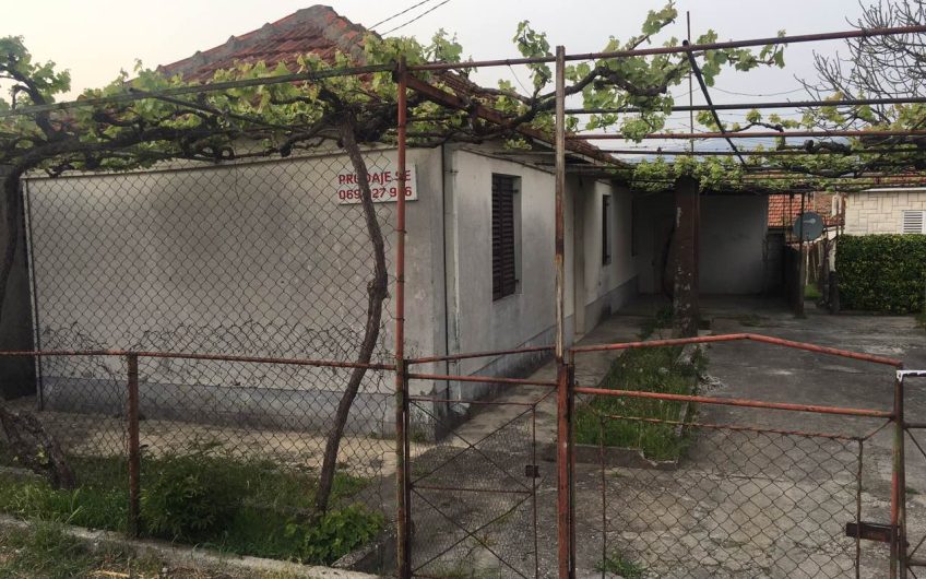 Modest house with beautifull lot in Podgorica, 100 m²