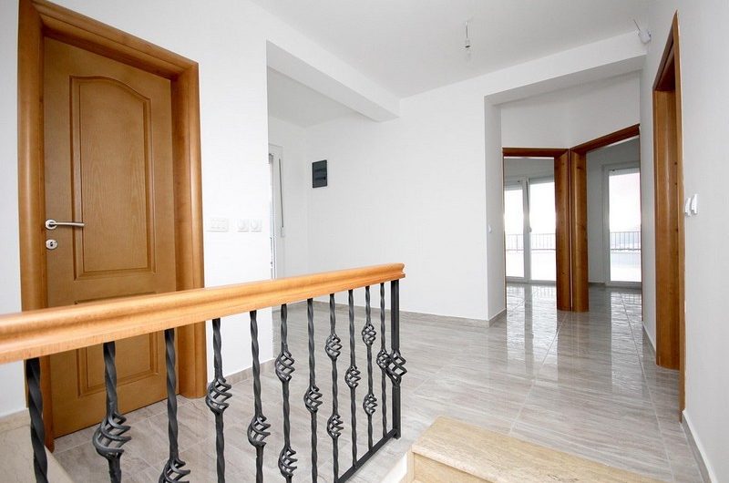 Luxury three-level villa with seaview in Bar, 320 m²