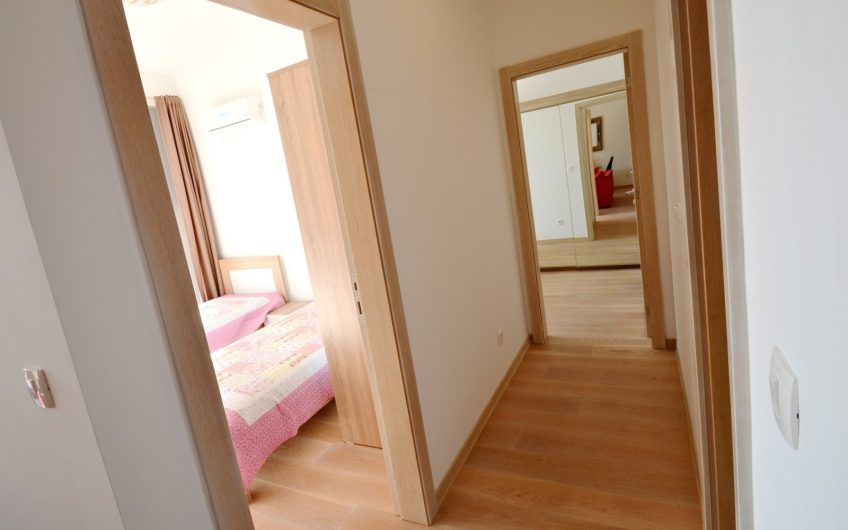 Luxury two-bedroom apartment near sea in Pržno, 92 m²