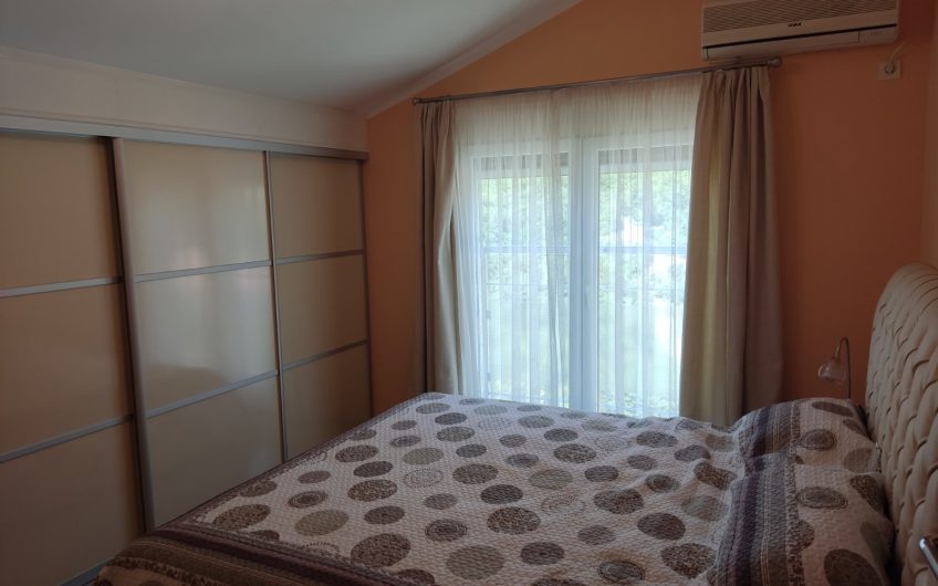 Spacious two-level apartment with seaview in Podličak, 144 m²