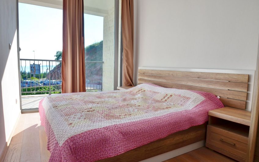 Luxury two-bedroom apartment near sea in Pržno, 92 m²
