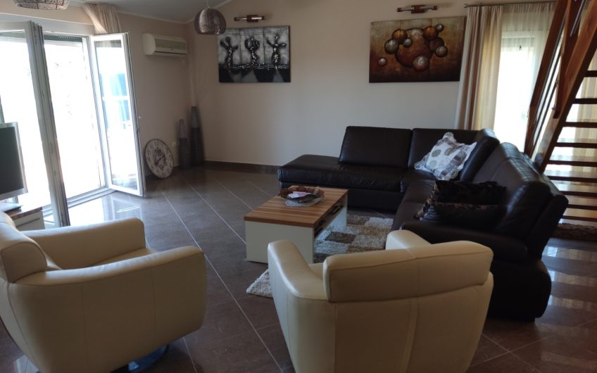 Spacious two-level apartment with seaview in Podličak, 144 m²