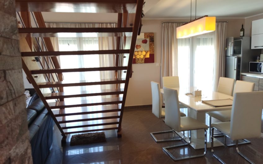 Spacious two-level apartment with seaview in Podličak, 144 m²
