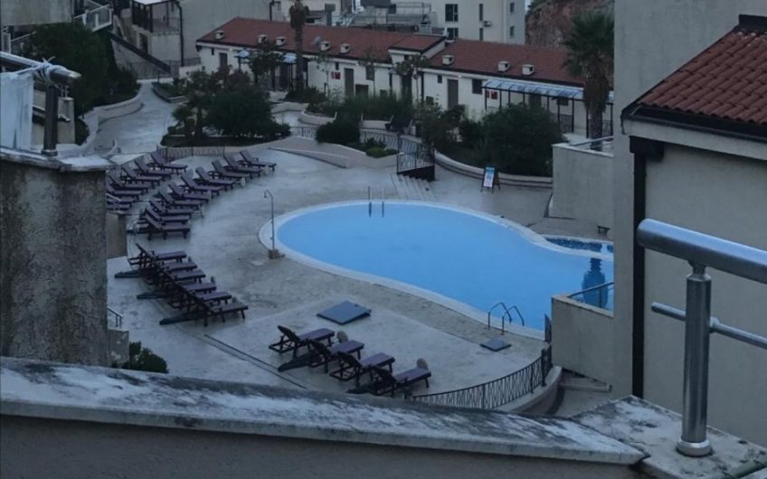 Two-bedroom apartment with pool near beach in Pržno, 62 m²