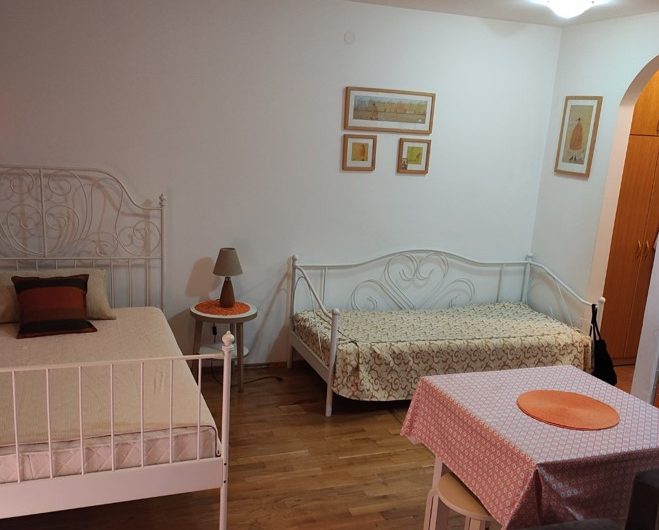 Tiny studio with terrace in Petrovac, 30 m²