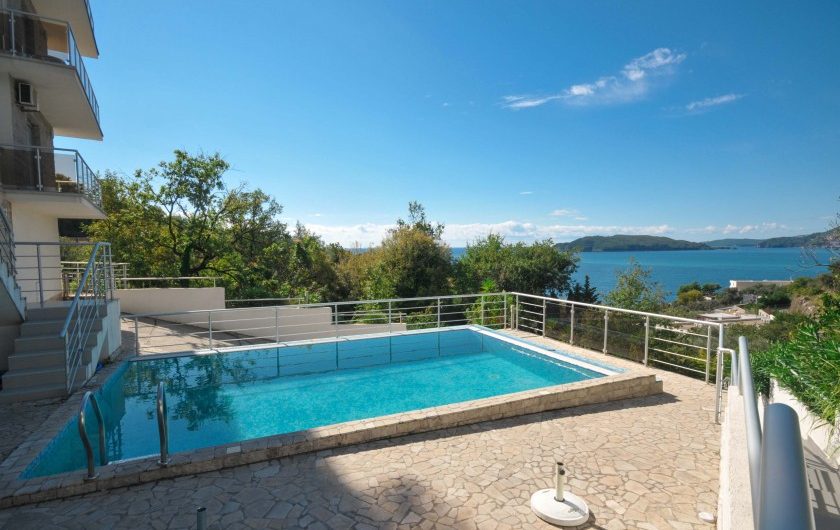 Luxury apartment with sea view and pool in Pržno