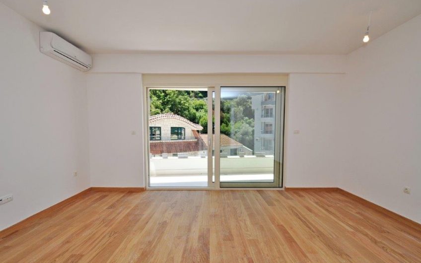 New spacious two-bedroom apartment near sea in Rafailovići, 73 m²