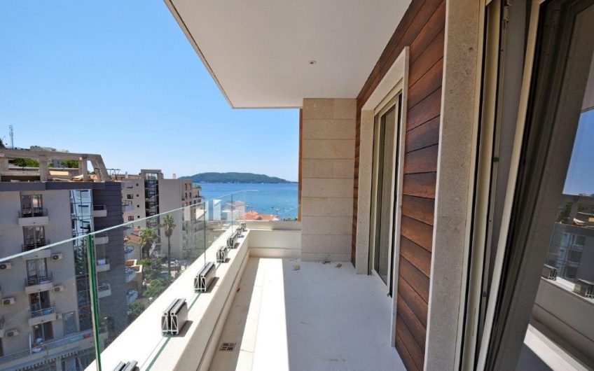 New large three-bedroom apartment near beach with seaview in Rafailovići, 121 m²