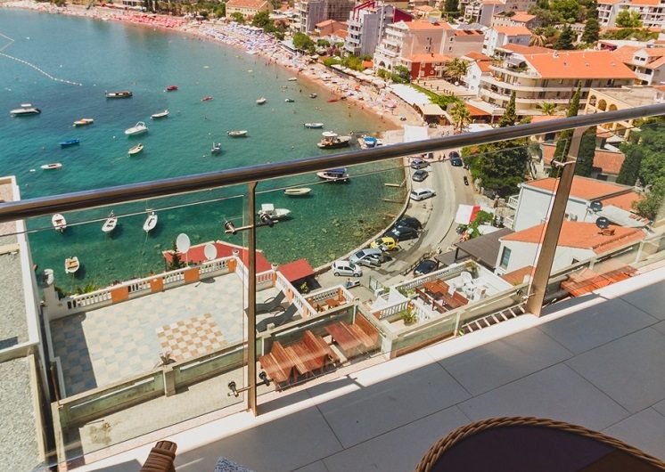 Exclusive two-bedroom apartment with seaview and pool on roof in Rafailovići, 59 m²