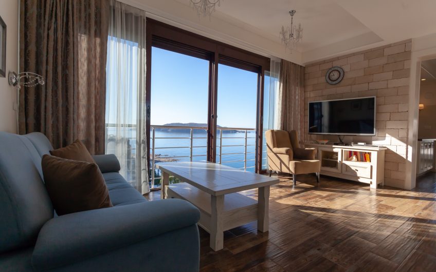 Luxury penthouse with panoramic seaview in Rafailovići, 115 m²