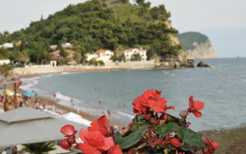 Exclusive four-bedroom apartment on coast with seaview in Petrovac, 88 m²