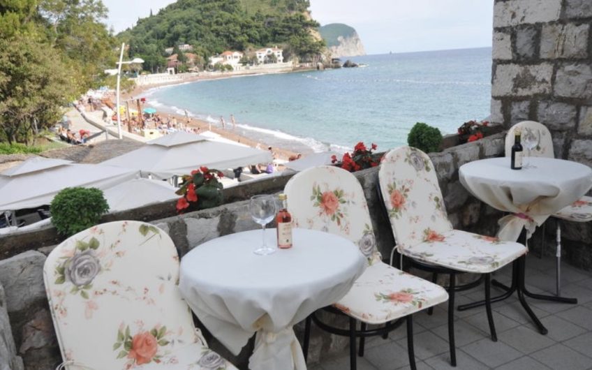 Exclusive four-bedroom apartment on coast with seaview in Petrovac, 88 m²