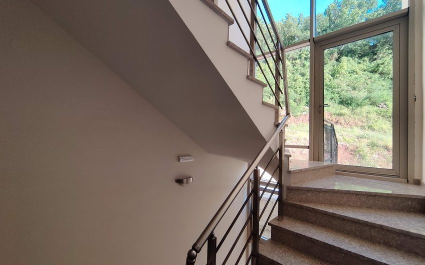 Large three-bedroom apartment on coast in Pržno, 106 m²