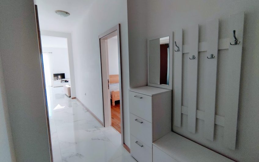 Large three-bedroom apartment on coast in Pržno, 106 m²