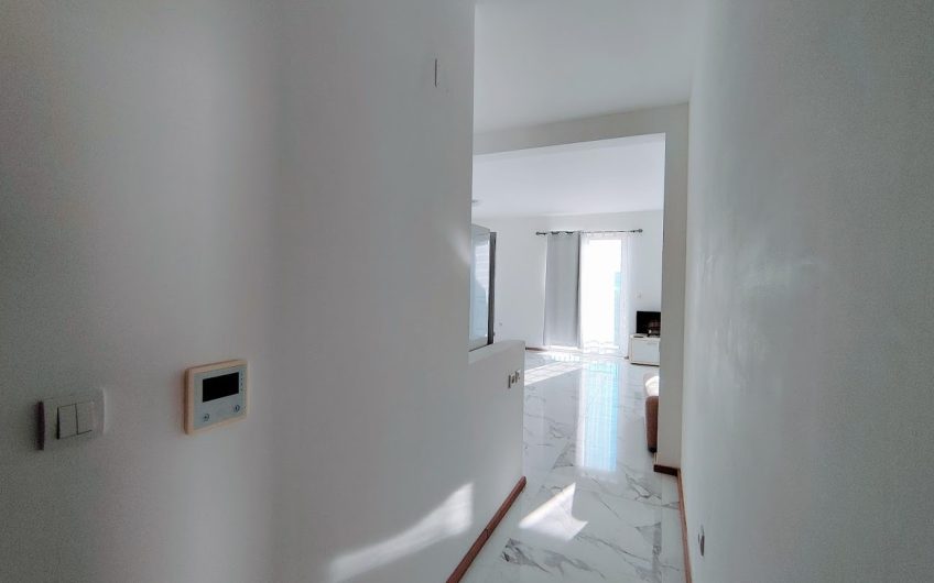 Large three-bedroom apartment on coast in Pržno, 106 m²