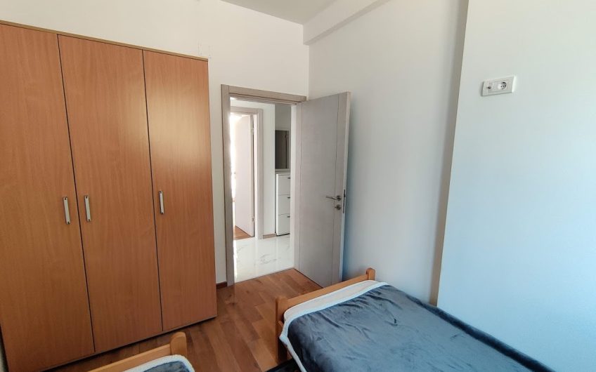 Large three-bedroom apartment on coast in Pržno, 106 m²