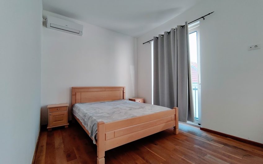 Large three-bedroom apartment on coast in Pržno, 106 m²