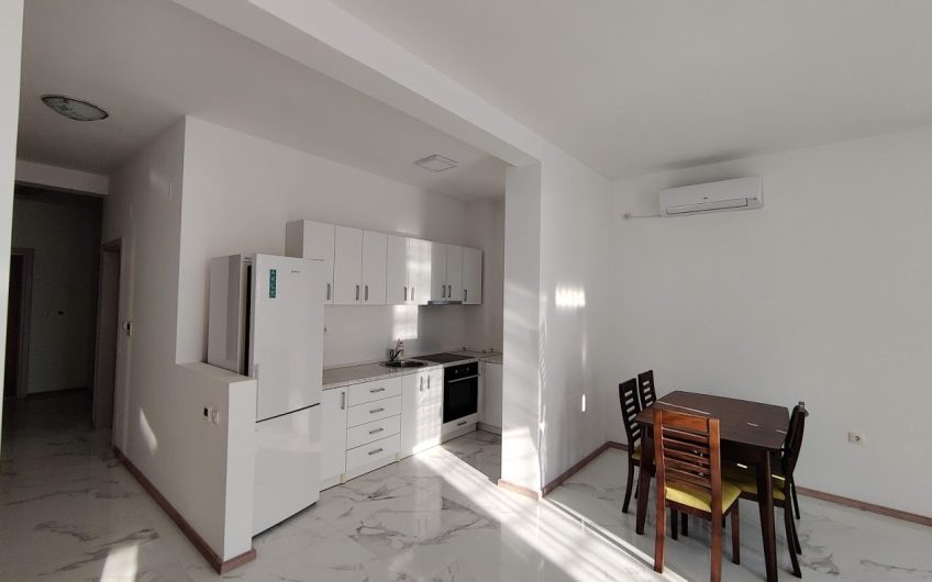 Large three-bedroom apartment on coast in Pržno, 106 m²