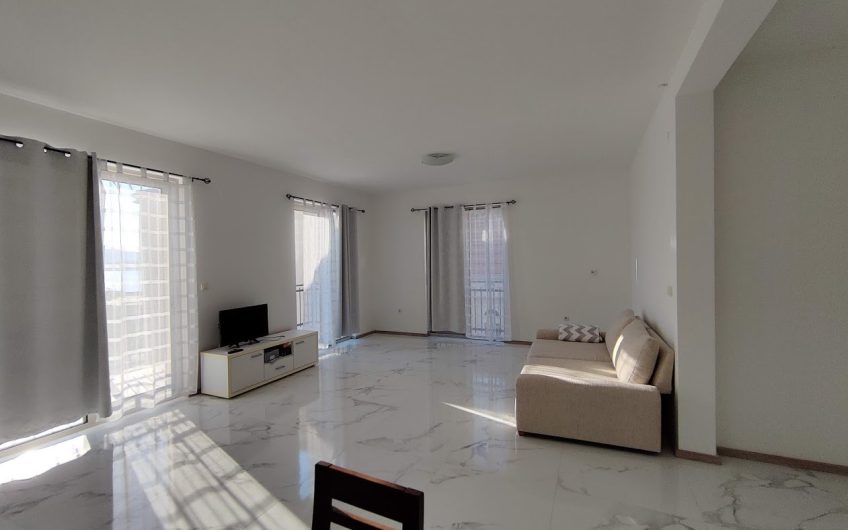 Large three-bedroom apartment on coast in Pržno, 106 m²