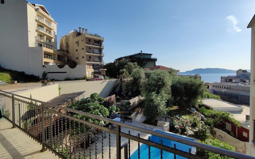Large three-bedroom apartment on coast in Pržno, 106 m²
