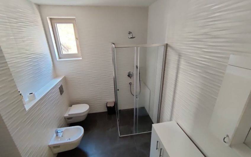 Large three-bedroom apartment on coast in Pržno, 106 m²