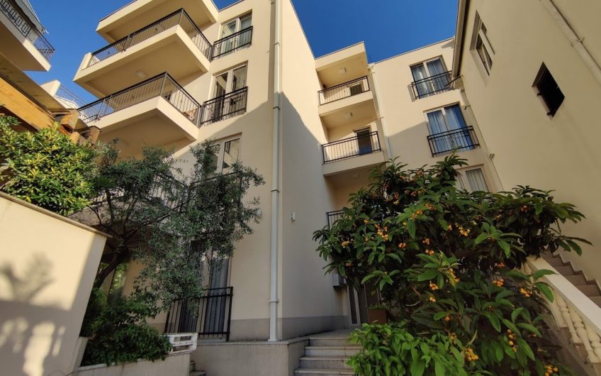 Large three-bedroom apartment on coast in Pržno, 106 m²