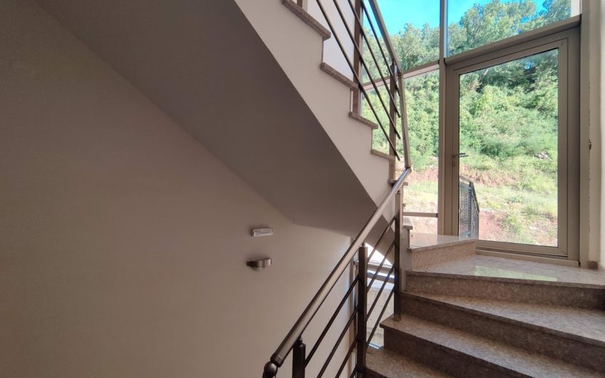 Spacious three-bedroom apartment near beach in Pržno, 94 m²