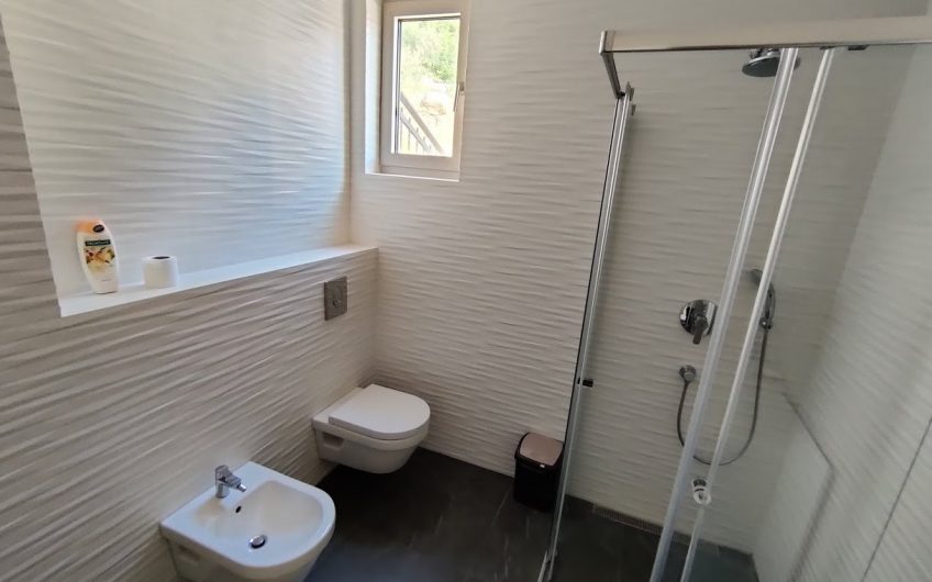Spacious three-bedroom apartment near beach in Pržno, 94 m²
