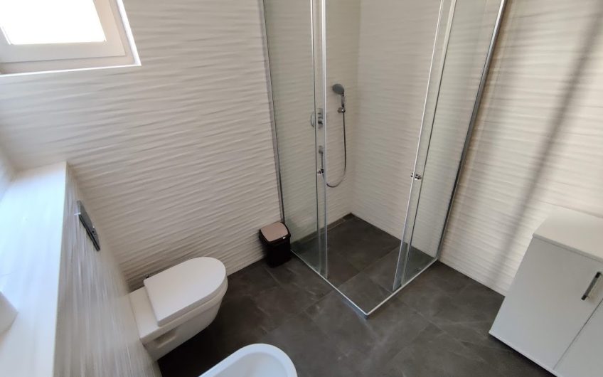 Spacious three-bedroom apartment near beach in Pržno, 94 m²