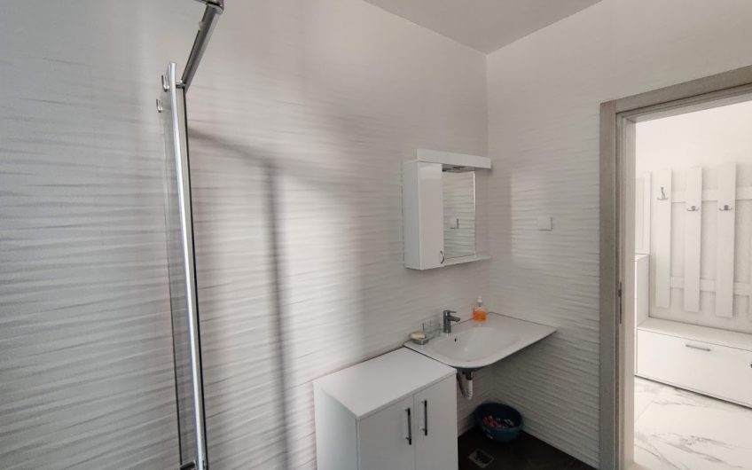 Spacious three-bedroom apartment near beach in Pržno, 94 m²
