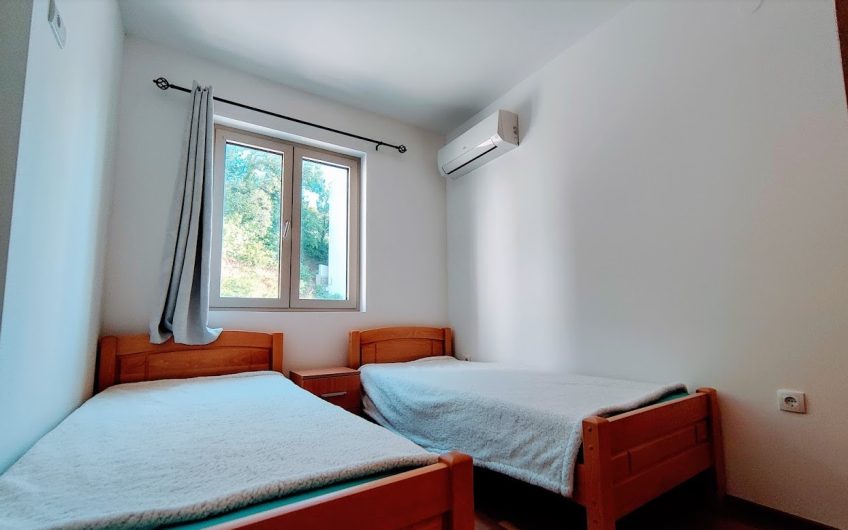 Spacious three-bedroom apartment near beach in Pržno, 94 m²
