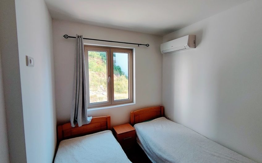 Spacious three-bedroom apartment near beach in Pržno, 94 m²