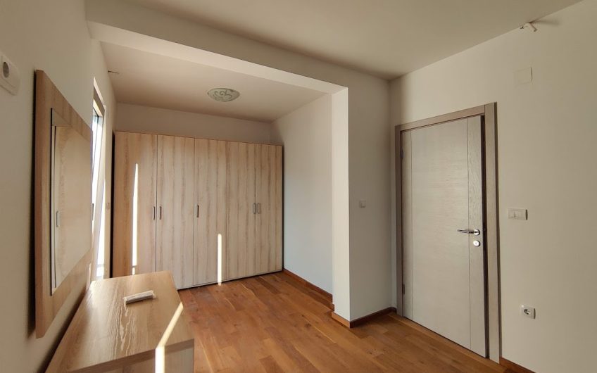 Spacious three-bedroom apartment near beach in Pržno, 94 m²